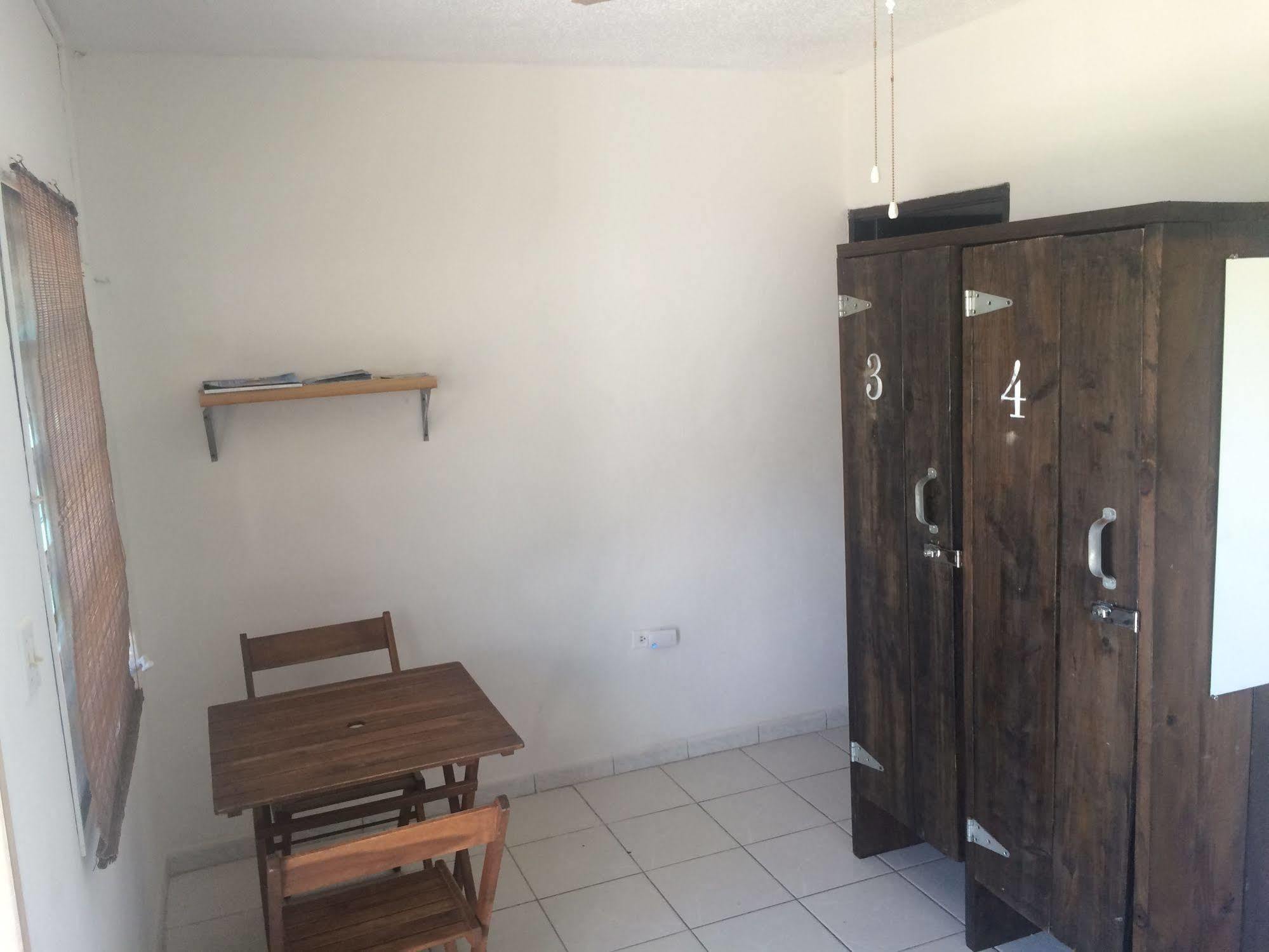 Vicky'S Keys Hostel Upper Prince's Quarter ภายนอก รูปภาพ