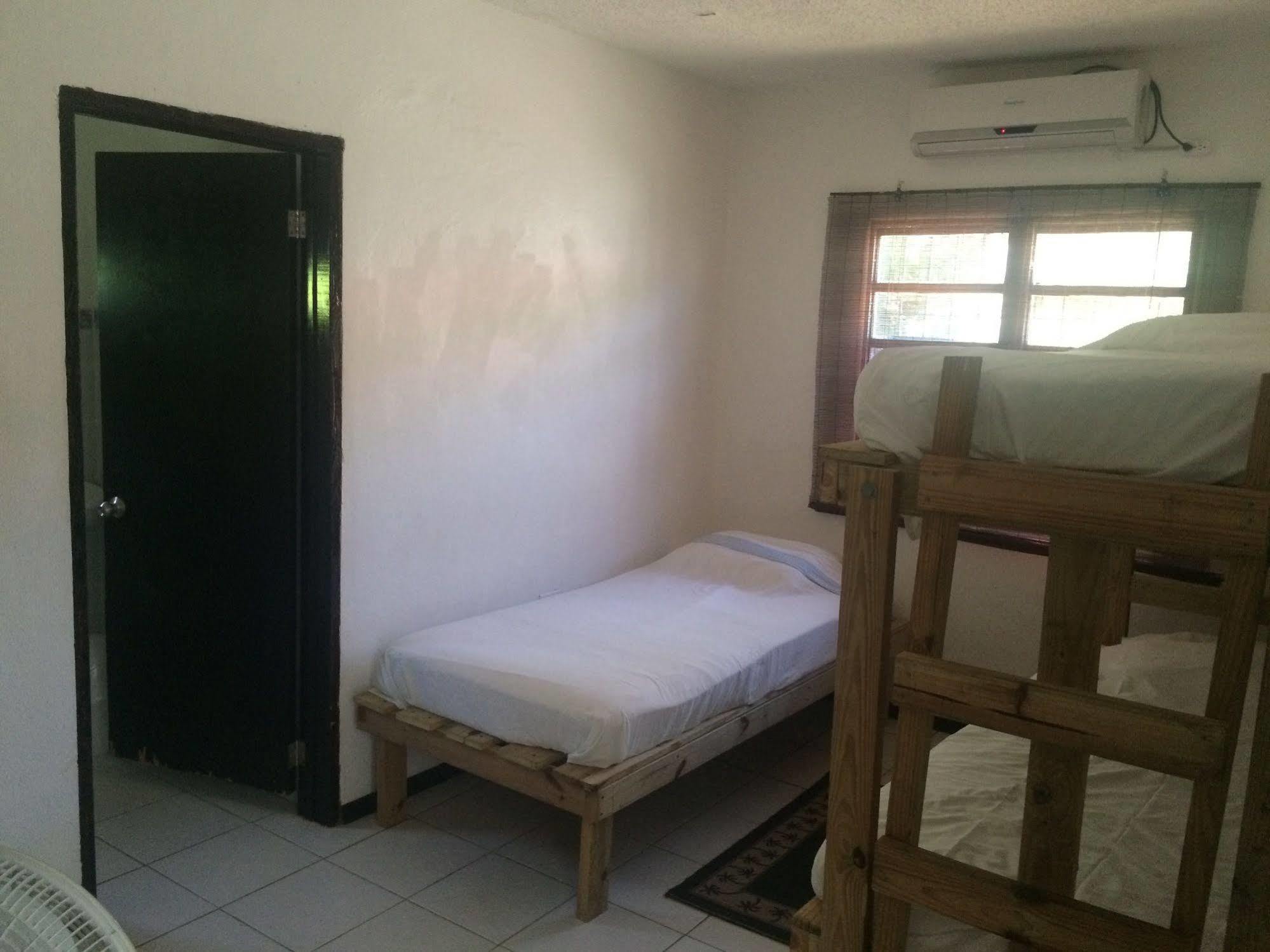 Vicky'S Keys Hostel Upper Prince's Quarter ภายนอก รูปภาพ