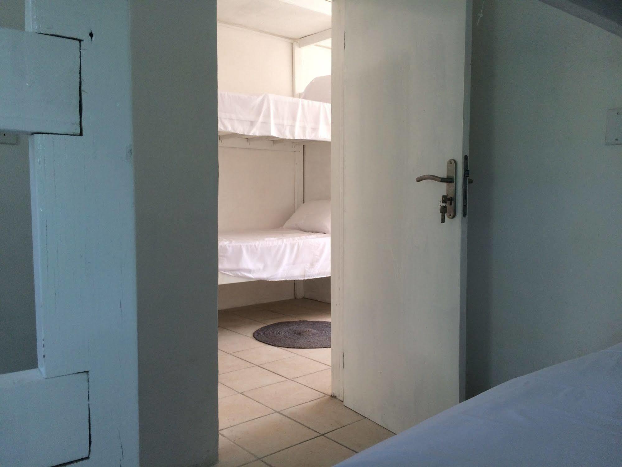 Vicky'S Keys Hostel Upper Prince's Quarter ภายนอก รูปภาพ