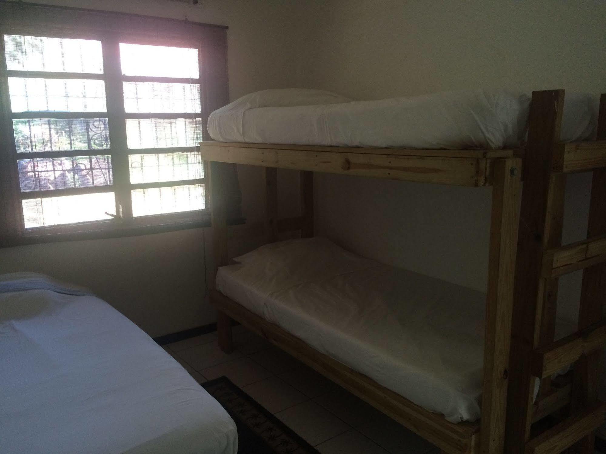 Vicky'S Keys Hostel Upper Prince's Quarter ภายนอก รูปภาพ